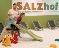 Bild: Gabi Schönberger
Der Salzraum ist bewusst familienfreundlich gestaltet: Betreiber Oliver Nitschke mit seiner Tochter Johanna, die das Spielangebot für die kleinen Besucher testet.