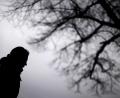 Symbolbild: Julian Stratenschulte/dpa
In Deutschland nehmen sich jährlich über 10.000 Menschen das Leben. Laut der Psychosozialen Arbeitsgemeinschaft gibt es mehrere Alarmzeichen, die darauf hindeuten können, dass man suizidgefährdet ist. Beispielsweise denkt man häufig an den eigenen Tod.