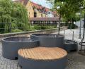Bild: Stephan Huber
Die neuen Sitzgelegenheiten in der Mühlgasse neben der Vils in Amberg. Insgesamt sollen sieben davon entstehen.