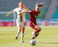 Bild: Ales Fevzer/dpa
Kräftig rotiert: Vivien Endemann (r) war eine von acht neuen Spielerinnen in der deutschen Startelf.