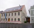 Bild: fvo
Das Gebäude Marktplatz 4 erstrahlt nach der Sanierung in neuem Glanz. Geblieben ist die alte Aufschrift „Gaststätte und Metzgerei Georg Striegl“.