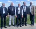 Bild: Gisela Kuhbandner
Dem Jubilar Richard Matt (Mitte) gratulierten (von links) Kirchenpfleger Manfred Prechtl, Diakon Franz Lautenacher, Pfarrer Ferdinand Weinberger und Bürgermeister Franz Tauber.