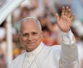 Bild: Bernat Armangue/AP/dpa
Papst Leo XIV. grüßt die rund 40.000 Teilnehmer einer Vigilie im Olympiastadion in Barcelona.