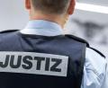 Symbolbild: Sebastian Gollnow/dpa
Ein 20-Jähriger ist vor dem Jugendschöffengericht Amberg zu 18 Monaten Haft auf Bewährung verurteilt worden. Er saß am Steuer, als er einen Unfall baute und sein Beifahrer ums Leben kam.