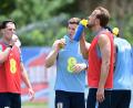 Bild: Jc Ruiz/PA Wire/dpa
Englands Nationalspieler um Harry Kane (r) während einer Trinkpause. (Archivbild)