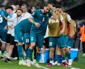 Bild: Fernando Llano/AP/dpa
Trinkpausen, wie hier beim irakischen Team, werden bei der WM ein gewohntes Bild sein.