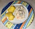 Bild: Ilse Hauer
Marinierte Heringe mit Pellkartoffeln sind ein weit verbreitetes Essen, für das es vielerlei Varianten gibt. Bei Ilse Hauer aus Obersdorf kommen neben den Fischstücken Apfel, Karotte, Zwiebel und Essiggurken in die Sauce.