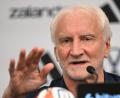Bild: Federico Gambarini/dpa
„Ich hätte es auch gerne anders gehabt“, sagt Rudi Völler zu politischen Vorgängen rund die WM.