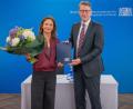 Bild: Axel König/Staatsministerium für Wissenschaft und Kunst/dpa
Amélie Niermeyer (l) wird ab Oktober die Bayerische Theaterakademie August Everding in München leiten. (Handout)