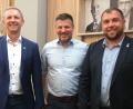 Bild: Rudolf Hirsch
Der Bürgermeister von Schwarzenfeld, Peter Neumeier (Mitte), wurde zum Vorsitzenden der Gemeinschaftsversammlung der Verwaltungsgemeinschaft "Schwarzenfeld" gewählt. Die Bürgermeister von Schwarzach bei Nabburg und Stulln, Michael Wilfahrt (links) und Christoph Scharf, sind seine Stellvertreter.