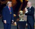 Bild: Chris Carlson/AP/dpa
Die Nähe zu Donald Trump (l) wird FIFA-Präsident Gianni Infantino von Kritikern vorgeworfen. (Archivbild)
