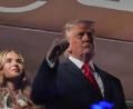 Bild: Mark Schiefelbein/AP/dpa
Trump schaut sich das NBA-Finale in New York an.