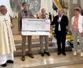 Bild: Jürgen Baldauf
Der Förderverein zur Kirchen- und Orgelsanierung überreicht einen Scheck über 60.000 Euro an Pfarrer Josef Irlbacher und Kirchenpfleger Christian Baldauf. Das Geld unterstützt bei der Fundamentsanierung der Kirche Hl.-Dreifaltigkeit in Amberg.