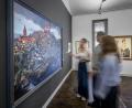 Bild: Marcus Rebmann
Ausstellungsbesucher vor dem großformatigen Gemälde „Der Traum Toledo“.