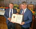 Bild: Reinhard Kreuzer
Oberbürgermeister Benjamin Zeitler überreicht die Ehrenurkunde an Jens Meyer. Meyer darf sich nun den „Alt-Oberbürgermeister“ nennen.