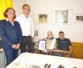 Bild: Alfons Prechtl
Adolf Krippner aus Seußen ist 99 Jahre alt geworden. Zu seinen Gratulanten gehören die stellvertretende Landrätin Martina von Waldenfels (links), Bürgermeister Michael Fuchs und Neffe Gerry Krippner (rechts neben Adolf Krippner).