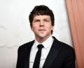 Bild: Richard Shotwell/Invision/dpa
Der US-Schauspieler Jesse Eisenberg ist als Ehrengast zu den internationalen Filmfestspielen in Karlovy Vary (Karlsbad) eingeladen. (Archivbild)