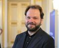 Bild: Malin Wunderlich/dpa
Petr Popelka  startet im Herbst 2029 als Generalmusikdirektor der Bayerischen Staatsoper in München.