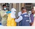 Bild: -/XinHua/dpa
Ein medizinischer Mitarbeiter zieht einen Schutzanzug an.