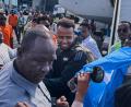 Bild: Farah Abdi Warsameh/AP/dpa
Schiedsrichter Omar Artan (M) wird in der Heimat mit Jubel empfangen.