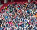 Bild: Marcel Jakobi/SWR/dpa
Im Mainzer Stadion haben 7.508 Kinder gemeinsam mit dem Kinder- und Jugendbuchautor Stefan Gemmel ein Gedicht in einer La-Ola-Welle vorgelesen.