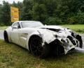 Bild: Braun/swd-medien/dpa
Teurer Unfall: Auf regennasser Straße prallt der Luxuswagen gegen die Leitplanke.