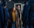 Bild: Niko Tavernise/Universal Pictures/dpa
Wettermoderatorin Margaret Fairchild (Emily Blunt) und Cybersicherheitsexperte Daniel Kellner (Josh O'Connor) werden gejagt.