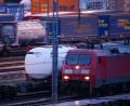 Symbolbild: Jan Woitas/dpa
Eine E-Lok fährt zwischen Güterzugwaggons durch den Umschlagbahnhof Leipzig-Wahren. Die Elektrifizierung in der Oberpfalz liegt derzeit allerdings auf Eis.