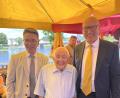 Bild: Michael Hitzek
Stellvertretender Landrat Peter Wein (links) und Bürgermeister Martin Antretter gratulierten Hans-Jürgen Mielke zum 100. Geburtstag.