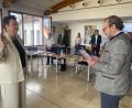 Bild: Wilhelm Amann
Als sechster Neuzugang des Nabburger Stadtrates wird Ines Renner (links) von Bürgermeister Frank Zeitler vereidigt.