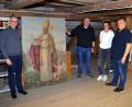 Bild: Siegfried Zeug
Im Pfarrstadel wurde das lange verschollene Gemälde des heiligen Emmeram wiederentdeckt. Pfarrer Adam Karolczak, Kirchenverwaltungsmitglied Christian Hölzel, Martina Hoch und Pfarrgemeinderatssprecher Josef Kleber (von links) freuen sich über den Fund.