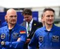 Bild: Sebastian Gollnow/dpa
Alexander Gerst (l) und Matthias Maurer freuen sich für ihren Kollegen Luca Parmitano.