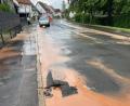 Bild: Roland Siegler  
Die Schönbrunner Straße in Hirschau nach dem Wasserrohrbruch am Donnerstagmorgen.