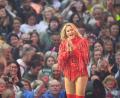 Bild: Robert Michael/dpa
Helene Fischer performte beim Tourauftakt in Dresden ihre größten Hits aus knapp 20 Jahren Bühnenkarriere, darunter „Atemlos durch die Nacht“, „Herzbeben“ und „Null auf 100“.
