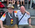 Bild: Kress/privat
Sebastian Kress (rechts) mit einem anderen Fan bei einem Trainingslehrgang der Nationalelf in Herzogenaurach.