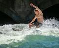 Bild: Peter Kneffel/dpa
Surfen an der Eisbachwelle ist wieder einmal nicht möglich - Grund sind Arbeiten wegen Manipulationen an einem Wehr. (Archivbild)