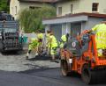 Bild: Elisabeth Dobmayer
Jetzt werden die Straßen in der Ortsmitte von Oberlind durch die Mitarbeiter der Rötzer Firma Georg Huber asphaltiert.