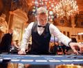 Bild: Uli Deck/dpa
Joguncic arbeitet als Croupier im Casino Baden-Baden. (Archivbild)