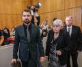 Bild: Oliver Berg/dpa
Klägerin Rita M. kommt mit ihrem Anwalt Daniel Kuhlmann (links) und dem zweiten Kläger Joachim Alfred Wagner (rechts) in den Gerichtssaal.