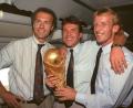 Bild: Wolfgang Eilmes/dpa
Wohin ein Traumstart ins Turnier führen kann, bewiesen Franz Beckenbauer, Lothar Matthäus und Andreas Brehme (vl) 1990 in Italien. (Archivbild)