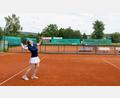 Bild: Lea Zirkelbach 
Julia Rothballer schlägt auf: "Tennis erfordert viel Koordination. Du musst richtig zum Ball stehen, die richtige Beinarbeit einüben, wissen wie du den Schläger am besten hältst."