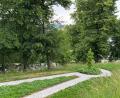 Bild: Heike Unger
Auf den Friedhöfen in Kümmersbruck (Bild) und Theuern gibt es jetzt auch "Wiesengräber", als kostengünstige Urnen-Bestattungsform. Entlang gepflasterter Wege, in Kümmersbruck nahe der Aussegnungshalle, werden die Urnen unter kleinen Granitplatten beigesetzt.