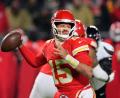 Bild: Charlie Riedel/AP/dpa
Mahomes hat einen neuen Vertrag bei den Chiefs und verdient noch mehr Geld. (Archivfoto)