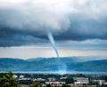 Bild: Dr. Christoph Sommergruber/dpa
Wasserhosen über dem Bodensee gibt es immer wieder. (Archivbild)