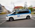 Bild: Michael Ukas/dpa
Unterwegs auf Prüfungsfahrt: Ein autonomes Fahrzeug - hier ein Forschungswagen der Technischen Universität München - bewegt sich im Berliner Straßenverkehr.