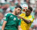 Bild: Natacha Pisarenko/AP/dpa
Raúl Jiménez (links) trägt seit einer schweren Kopfverletzung ein Schutzband - Kopfballtore erzielt er weiterhin.