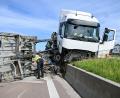 Bild: Jason Tschepljakow/dpa
Wegen eines geplatzten Reifens ist ein Sattelzug auf der Autobahn 8 ins Schleudern geraten und in die mittlere Betonleitwand gekracht.