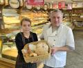 Bild: lnz
In der Bäckerei Zintl in Tirschenreuth gibt es neben dem Sortiment an tagesfrischer Ware auch regelmäßig Brot und Feingebäck vom Vortag zum reduzierten Preis. Bäckermeister Alex Zintl und Verkäuferin Vanessa Stalla zeigen exemplarisch einen Korb mit typischen Waren, die dafür infrage kommen.