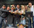 Bild: Petra Hartl
Das 50. Amberger Altstadtfest ist eröffnet. In der Mitte Oberbürgermeister Michael Fritz, eingerahmt von seinen Bürgermeistern und allen wichtigen Menschen, die mit dem Altstadtfest zu tun haben.