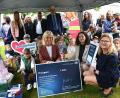 Bild: Fritz Dietl
Große Freude bei den Kindern, dem Personal und den Ehrengästen des Johanniter-Kinderhauses. Von links Staatsministerin Ulrike Scharf, die Leiterin des Kinderhauses, Kerstin Tapparelli und Bürgermeisterin Beate Dietrich.